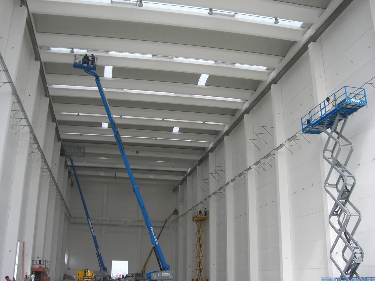 Projected beam smoke detector installation in a high-bay warehouse